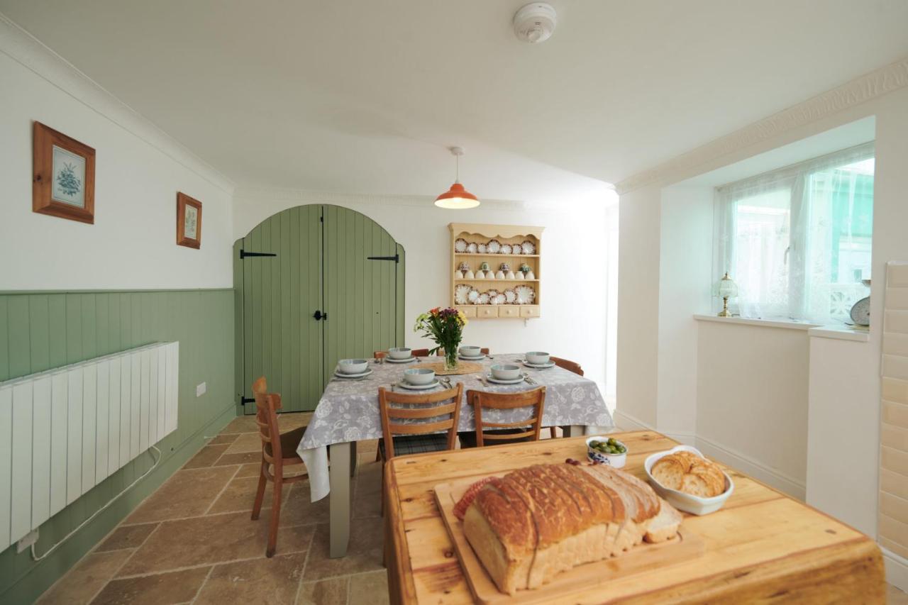 Min Yr Afon- Central Cosy Cottage, Walk To Restaurants And Castle Laugharne Exterior photo