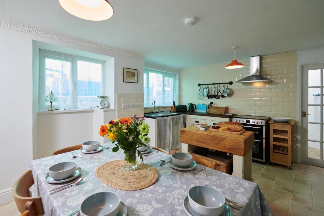 Min Yr Afon- Central Cosy Cottage, Walk To Restaurants And Castle Laugharne Exterior photo